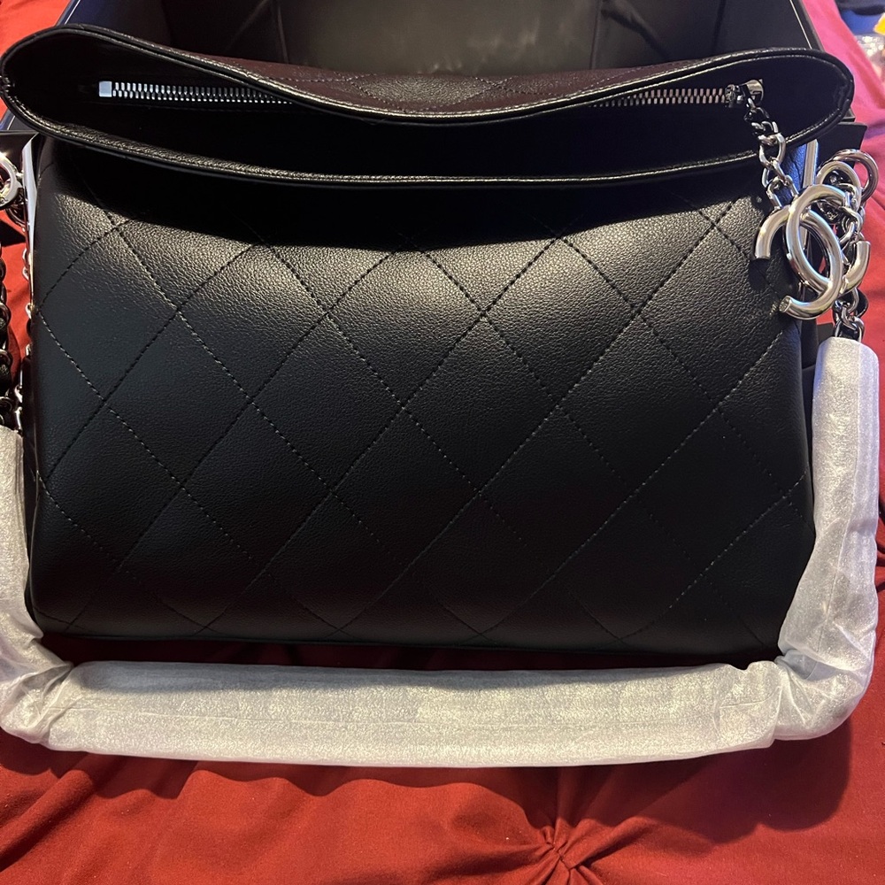Chanel beauty!!Elegant Black Quilted Shoulder Bag